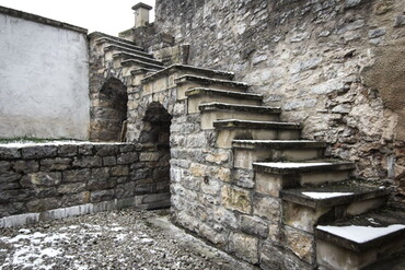 Alte Steintreppe vor einer Steinmauer