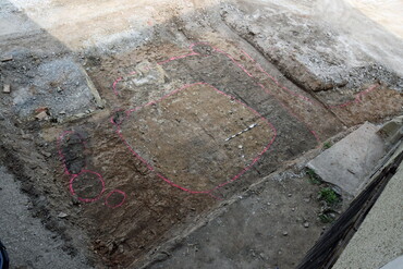 Mit roter Kreide sind die archäologischen Funde im Hof des Hölderlinhauses angezeichnet