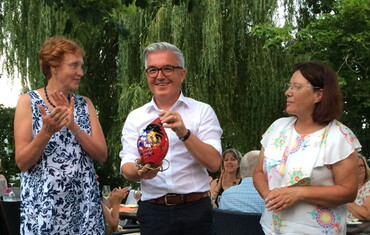 Die französische Delegation übergibt eine Lampe als Gastgeschenk an BM Waldenberger(Foto: Bettina Keßler)