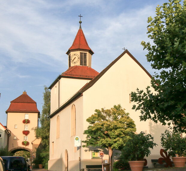 Blick auf die Martinskirche mit dem Neuen Heilbronner Tor im Hintergrund (Foto: Ulrich Seidel, 08/2018)