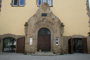 Herzog-Ulrich-Grundschule: Eingangsportal mit Inschrift "1907: Unserer Jugend"