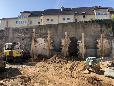 Die Klostermauer erhält ein neues Fundament.