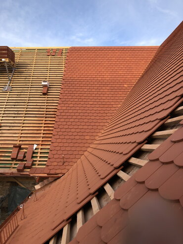 Das Dach des Hölderlinhauses ist schon zum großen Teil mit roten Ziegeln eingedeckt