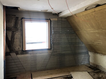 Blick in ein Zimmer im Dachgeschoss während des Umbaues