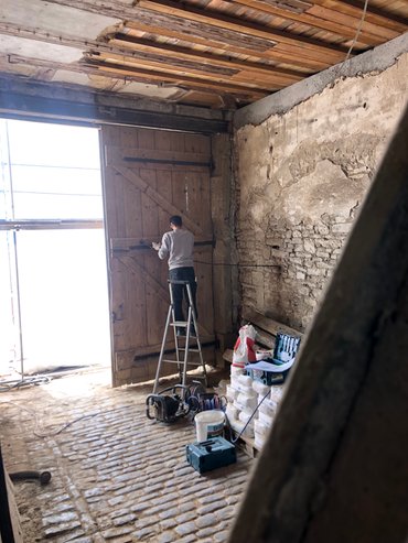 Alle historischen Holzteile werden instand gesetzt, auch das große Hoftor an der Nordheimer Straße.
