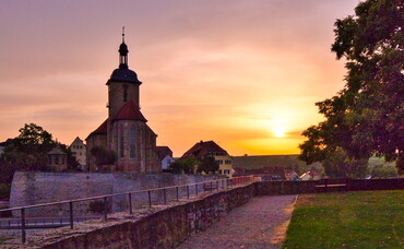 Regiswindiskirche bei Sonnenuntergang (Foto: Ulrich Seidel)