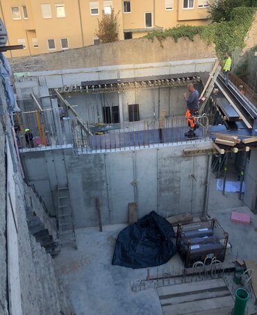 die Betonmauern für Treppenhaus und Aufzug im Neubau