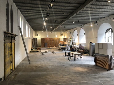 Umbau im Klosterhof - im Hintergrund der Einbau der künftigen Garderobe und der Küche