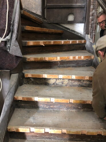 Die historische Treppe ins Dachgeschoss ist in schlechtem Zustand