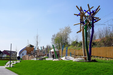 Spielgeräte zum Klettern am Spielplatz im Lamparter-Park