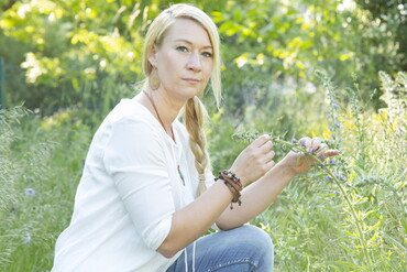 Die zertifizierte Kräuterpädagogin Karin Himmelreich bietet Kräuter-Wanderungen an.
