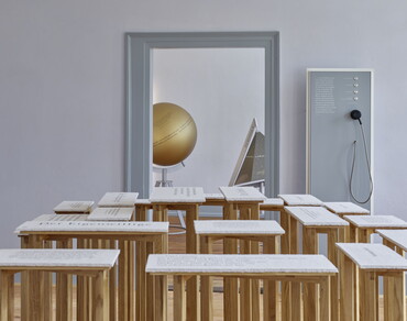 Hölderlinhaus - Innenansicht (Schriftwolke, Globen) (Foto: Zooey Braun)