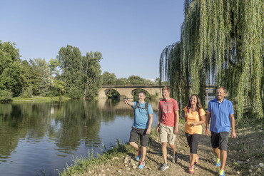 Wandergruppe am Neckar vor der Alten Neckarbrücke (Foto: THL)