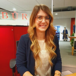 Larissa Klinke vom Thekenteam des Lauffener Bürgerbüros (Foto: Tina Kormesch)