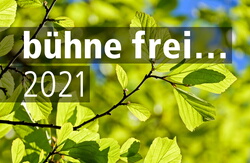 Logo des städt. Kulturprogramms "bühne frei.. 2021" - Schriftzug mit grünen Blättern im Hintergrund (Grafik: G. Schwarzkopf)