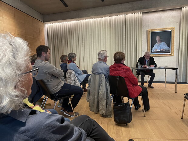 Lesung Henne im Saal im Hölderlinhaus