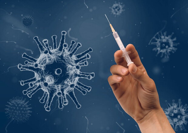 links: Coronavirus, rechts: Hand mit aufgezogener Spritze (Foto: pixabay/WiR_Pixs)