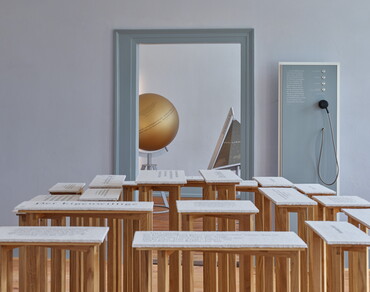 Literarische Ausstellung, Raum Autor mit Blick auf die Globen im Raum Weltsicht