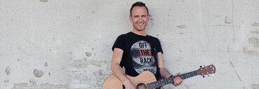 Mike Müllerbauer mit Gitarre (Foto: Conny Wenck) Mike Müllerbauer mit Gitarre (Foto: Conny Wenck)