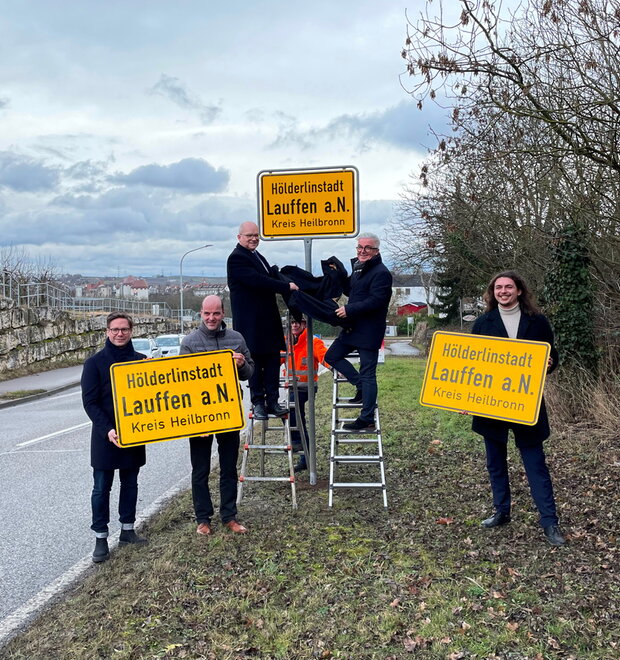 Hölderlinstadt Lauffen a.N. Anbringung des offiziellen Ortsschildes mit Landrat Heuser und Abgeordneten des Landtags Baden-Württemberg und des Bundestages