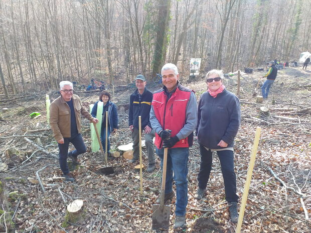 Waldpflanzung Stadftwald Etzlenswenden BM Waldenberger mit Frau und Vertretern des Gemeinderates