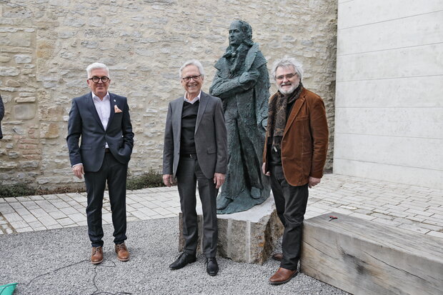 Ehrenbürger Heinz Dieter Schunk mit dem Bildhauer Prof. Thomas Duttenhoefer und dem Freundeskreis-Vorsitzenden Klaus-Peter Waldenberger