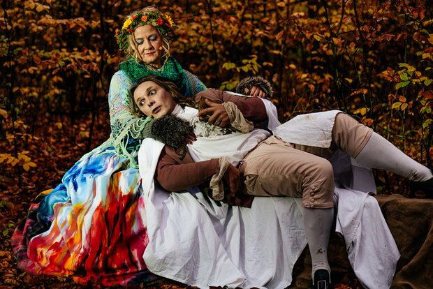 Theaterspaziergang "Himmel über Hölderlin": eine Frau und ein Mann (Hölderlin-Darsteller) in Gewändern aus dem 18. Jahrhundert im Weinberg (Foto: Theaterspinnerei Frickenhausen)