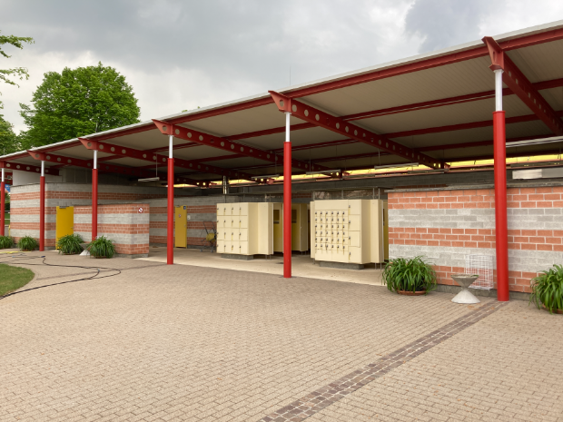 Umkleide Freibad Plattenbelag