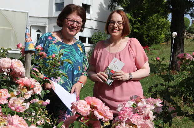 Vortrag "Frauen mit dem grünen Daumen" von Ulrike Kieser-Hess (li.), rechts Bettina Keßler (Organisatorin der Veranstaltungsreihe "Kulturregion HeilbronnerLand" in Lauffen), im Vordergrund Rosenblüten