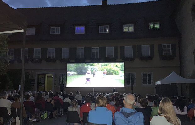 Open-Air-Kino im Burghof "Wunderschön"