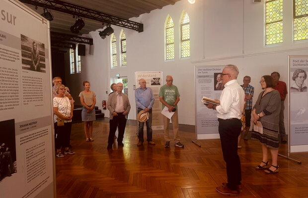 Ausstellungseröffnung von "Was bleibet aber - Literatur im Land" am 17.7.22 mit Bürgermeister Klaus-Peter Waldenberger und Amtsleiterin Bettina Keßler