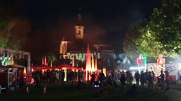 Die Festkulisse vor der Regiswindiskirche bei der SWR1 Disco