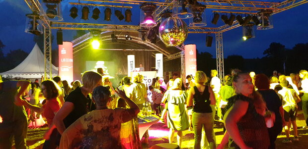 SWR1 Disco: Die Riesenglitzerkugel und DJ Corvin Tondera-Klein füllten die Tanzfläche