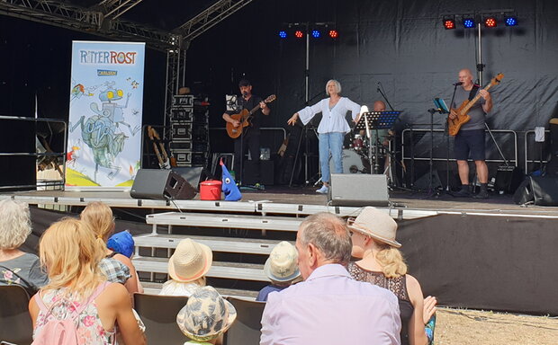 Die Ritter Rost Band mit Sängerin Patricia Prawit, der Originalstimme des Burgfräulein Bö.