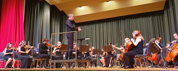 Das Junge Kammerorchester Tauber-Franken bei "Strings meet Tuba" in der Lauffener Stadthalle am 10.9.2022