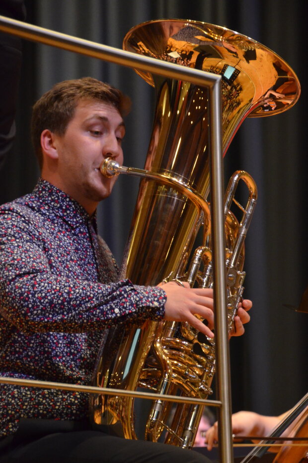 Der Tubist Donath Rehm beim Lauffener Konzert mit dem JKO.