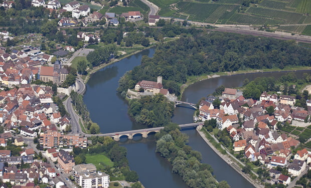 Luftbildaufnahme des Lauffener Stadtgebiets mit Neckar, Alter Neckarbrücke, Städtle und Dorf