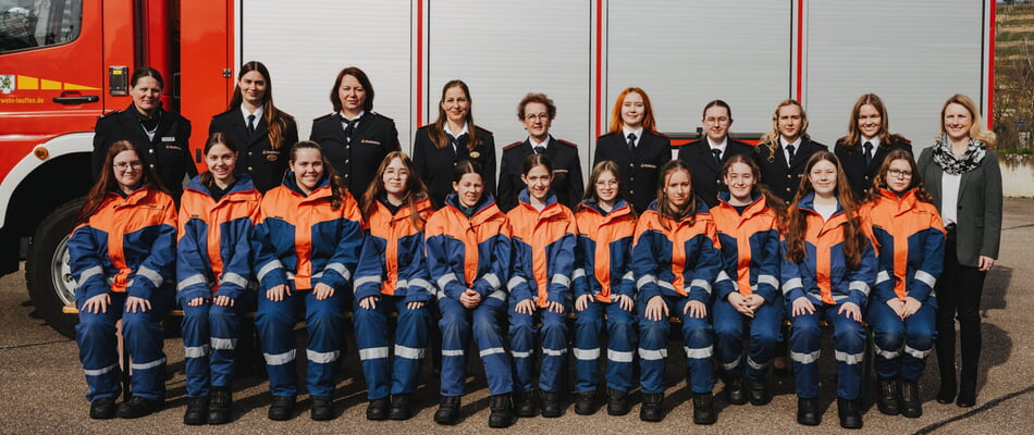 Frauen in der Feuerwehr: Einsatzabteilung und Jugendfeuerwehr mit Bürgermeisterin Sarina Pfründer sowie Fachberaterinnen Chemie