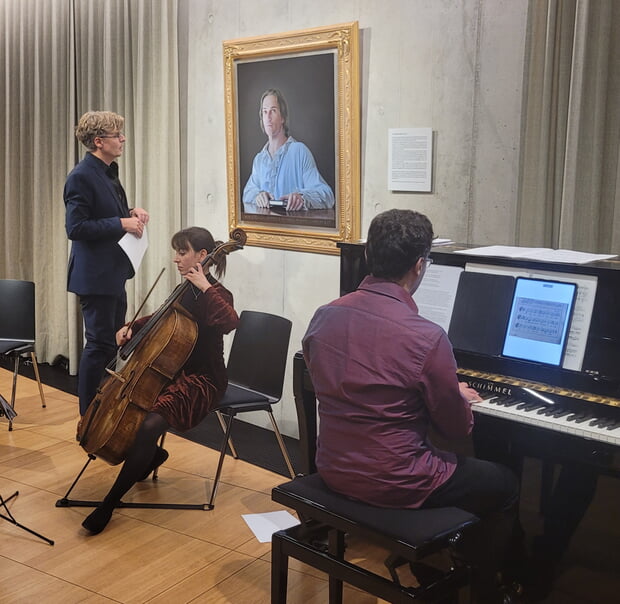 Christian Oliveira vor dem Hölderlin-Portrait von Massimiliano Pironti