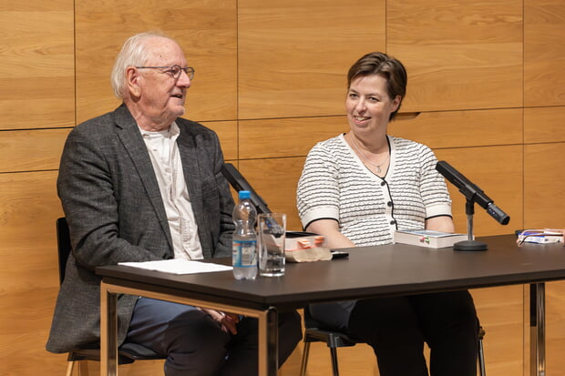 Günther Grosser und Susanne Tägder im Saal des Hölderlinhauses