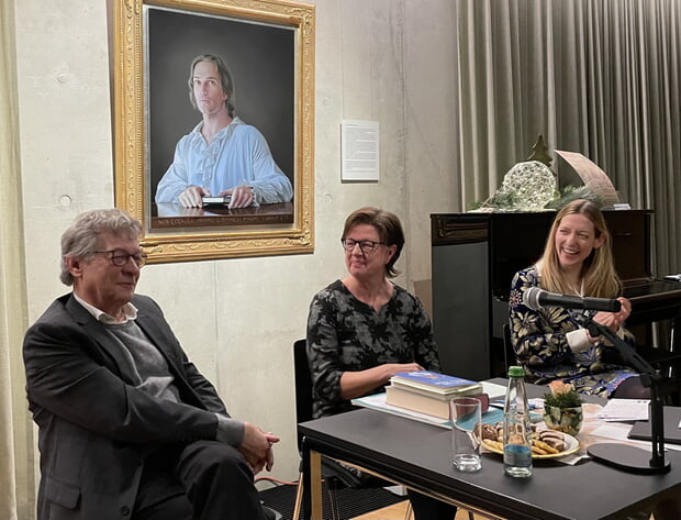Hubert Klöpfer, Eva Ehrenfeld und Jule Hölzgen vor dem Hölderlin-Portrait sitzend