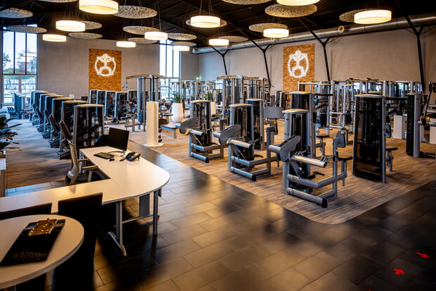 Blick in den Fitness- und Gesundheitstrainingsbereich