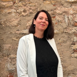Frau Gabriella Hartmann