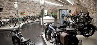 Blick in einen Gewölbekeller mit historischen Motorrädern