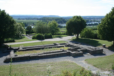 Freilichtmuseum "Römischer Gutshof" mit Bäumen und dem Neckar im Hintergrund (Foto: Claudia Fy)