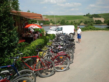 Viele Fahrräder sind vor der Minigolfanlage am Neckar abgestellt