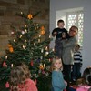 Traditionelles Weihnachtsbaumschmücken mit Kindergartenkindern im Rathaus (2011)