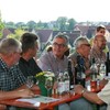 Guter Wein und gute Gespräche: Der Bürgermeister mit Altstadträten bei "Wein auf der Insel" 2012