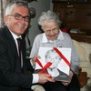 Der Bürgermeister gratuliert Lydia Schneider zum 100. Geburtstag (2011)