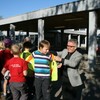 Der Bürgermeister verteilt Warnwesten an Grundschüler (2011)